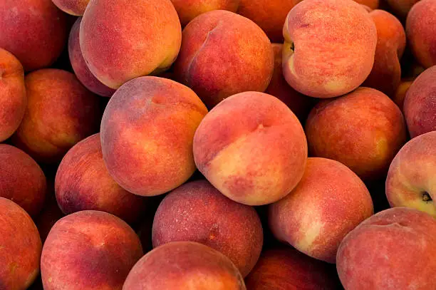 Fresh, delicious peaches on a farmer's market