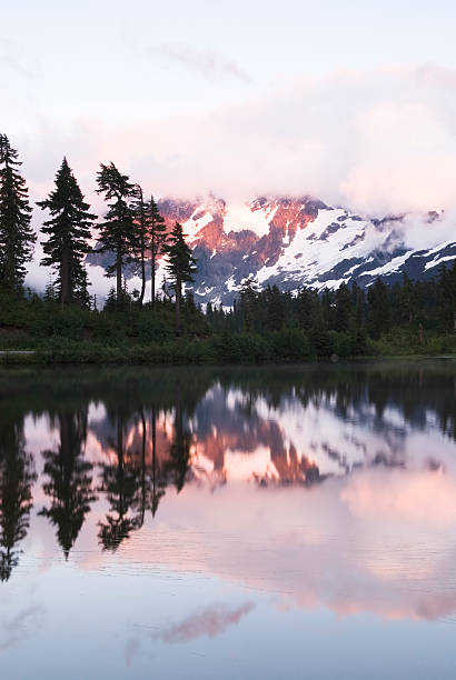 シュクサン山、イブニングにストーム-ii - north cascades national park glacier vertical photography ストックフォトと画像