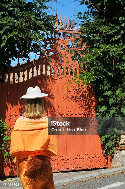 Frau In Orange Und Old Gate Stockfoto und mehr Bilder von Alt - Alt, Architektonisches Detail, Bauernhaus