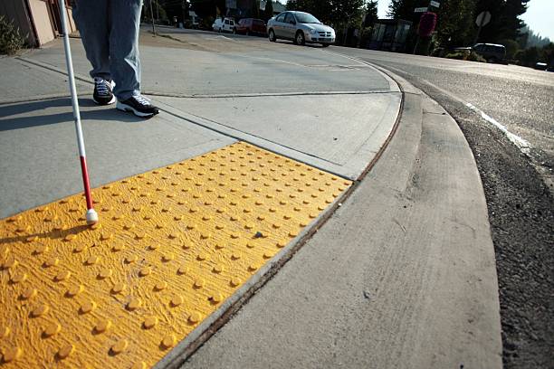 тротуар кромки для людей с ограниченными возможностями - accessibility стоковые фото и изображения