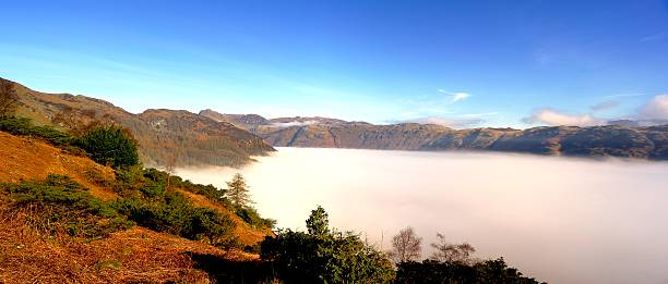 sopra le nuvole - langdale pikes panoramic english lake district cumbria foto e immagini stock