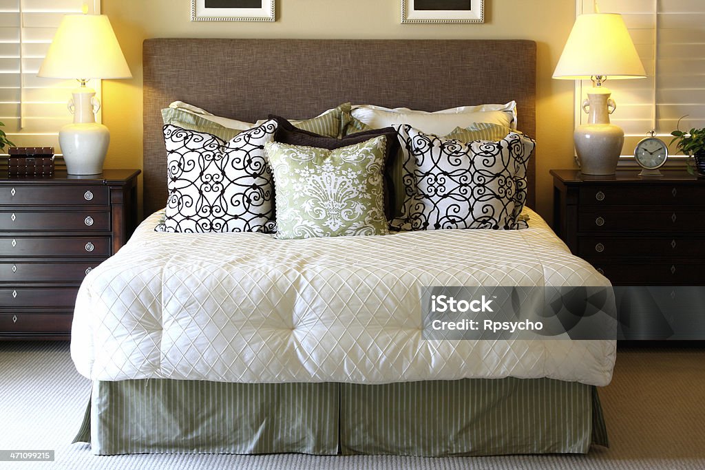 Splendida camera da letto - Foto stock royalty-free di Cuscino - Biancheria da letto