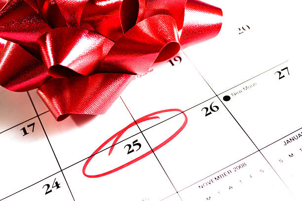 kalendarz grudnia 25 zakreślone, czerwony prezent na boże narodzenie z kokardą - calendar holiday december christmas zdjęcia i obrazy z banku zdjęć