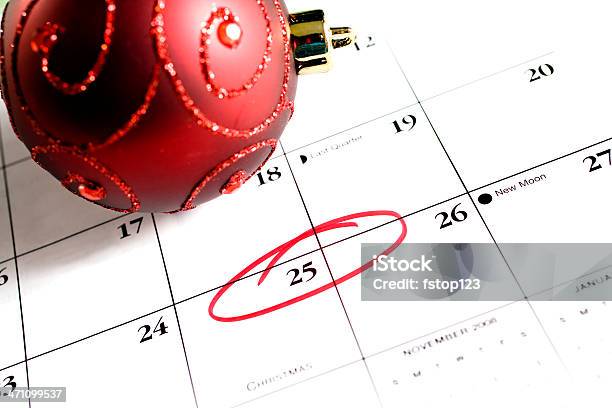 12 月のカレンダーレッドのオーナメントに囲まれた 25 日クリスマスの日注意ください - お祝いのストックフォトや画像を多数ご用意 - お祝い, からっぽ, まぶしい