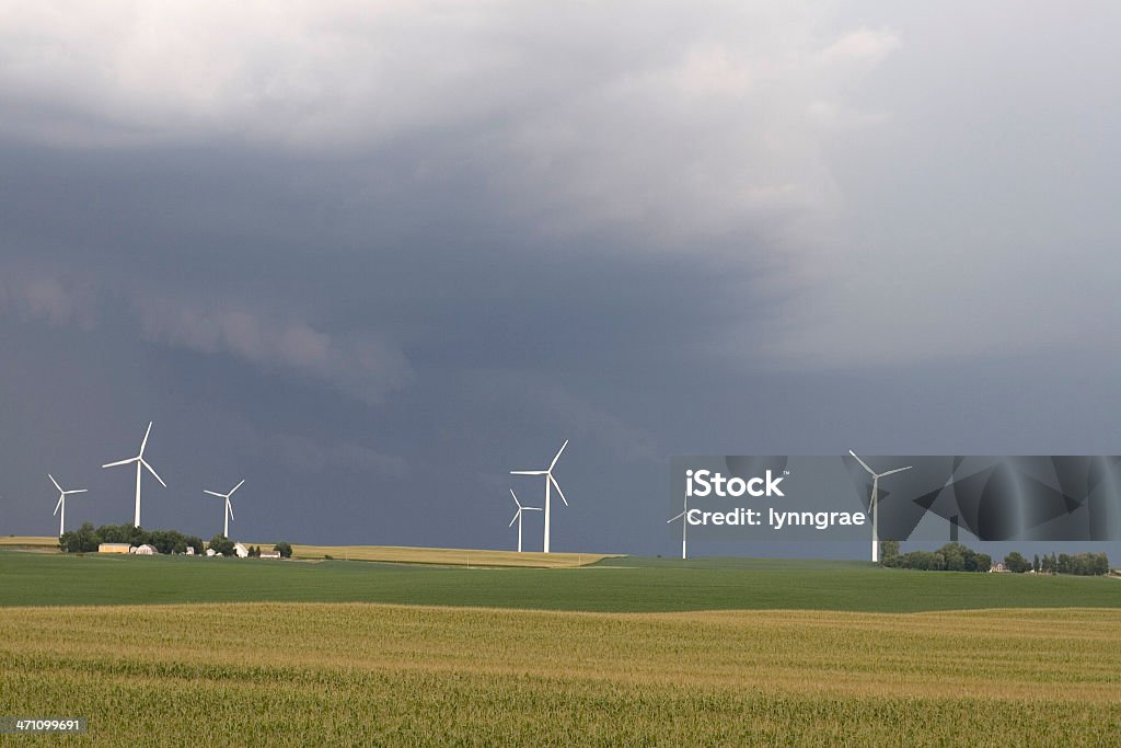 Nuvens de tempestade sobre campos e Moinhos de que o sistema - Royalty-free Turbina Eólica Foto de stock