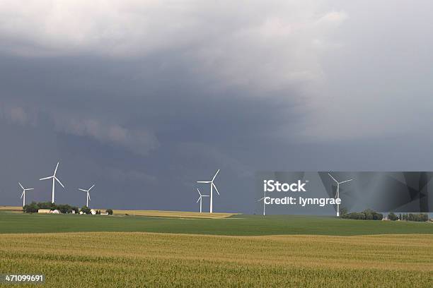 Nuvens De Tempestade Sobre Campos E Moinhos De Que O Sistema - Fotografias de stock e mais imagens de Turbina Eólica