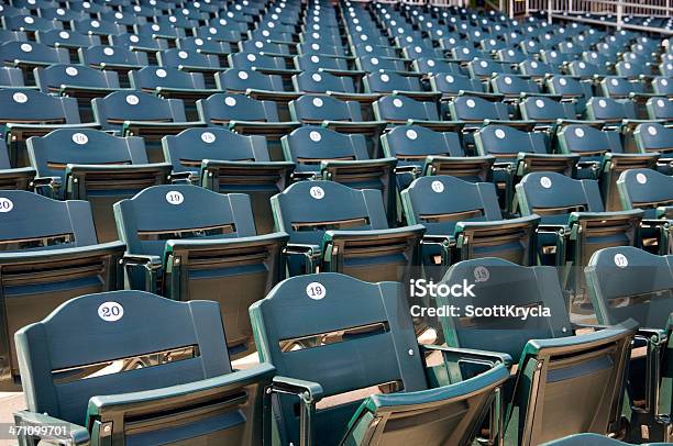 Photo libre de droit de Sièges Du Stade banque d'images et plus d'images libres de droit de Chaise - Chaise, Compétition, En plastique