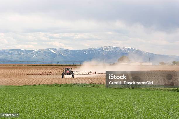 Crop Rozpylania - zdjęcia stockowe i więcej obrazów Traktor - Traktor, Zaorane pole, Bez ludzi