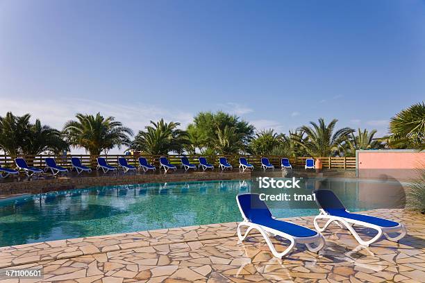 Foto de Vazio Piscina Resort e mais fotos de stock de Ao Lado de Piscina - Ao Lado de Piscina, Azul, Azul Turquesa