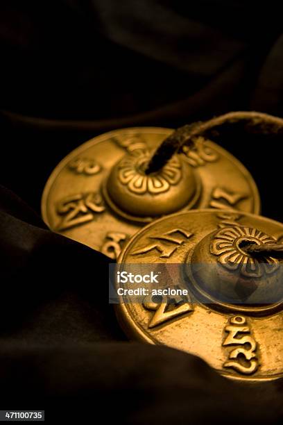 Tibetische Tingshas Auf Seide Stockfoto und mehr Bilder von Asien - Asien, Beckeninstrument, Bronze