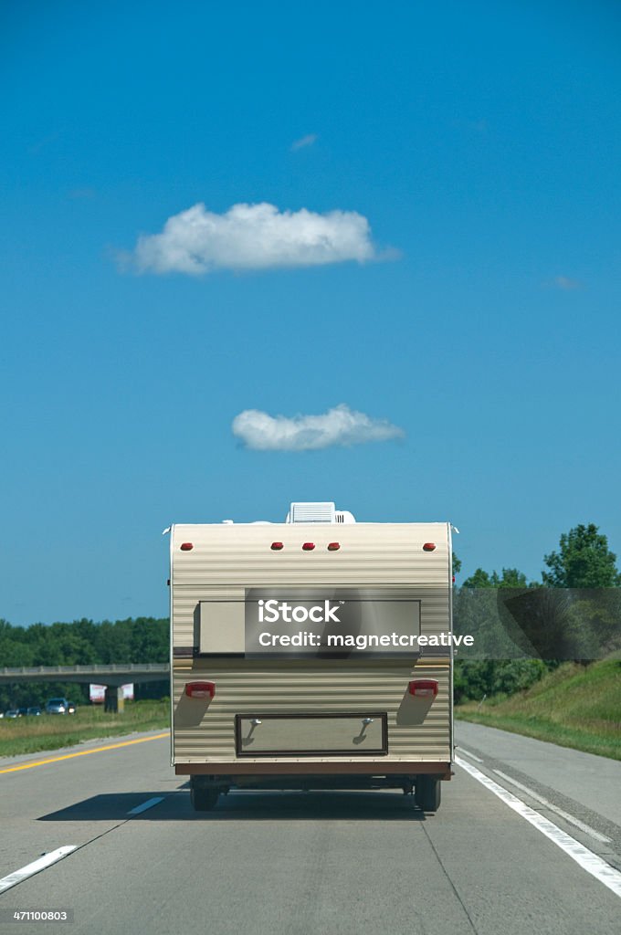 RV sull'autostrada - Foto stock royalty-free di Campeggiare