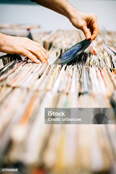 Segunda Parte De Los Registros De Vinilo En Un Registro De Almacenamiento Manos Búsqueda Foto de stock y más banco de imágenes de Tienda de discos