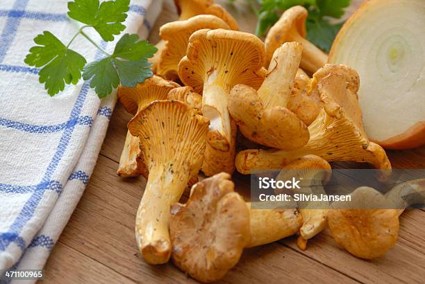 Foto de Cogumelos Chanterelles e mais fotos de stock de Cogumelo Chanterelle - Cogumelo Chanterelle, Alimentação Saudável, Cebola