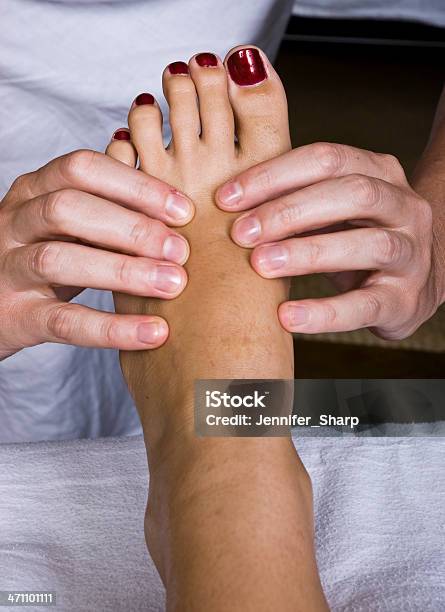 Photo libre de droit de Massage Des Pieds banque d'images et plus d'images libres de droit de Adulte - Adulte, Beauté, Femmes