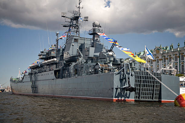istock Russian Naval Vessel in Front of Hermitage 471102109