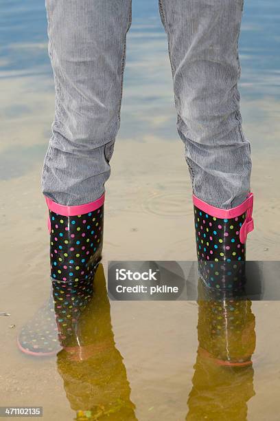 Mädchen Tests Ihre Polka Dot Gummistiefel Der Im Flachen Wasser Stockfoto und mehr Bilder von 14-15 Jahre