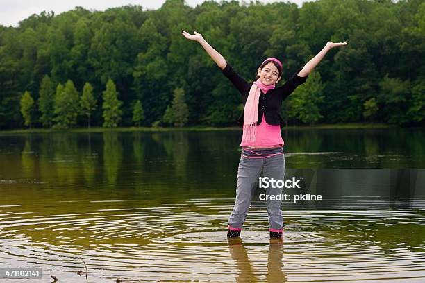 Teen Girl Standing In Superficiales De Un Lago De Agua Foto de stock y más banco de imágenes de 14-15 años
