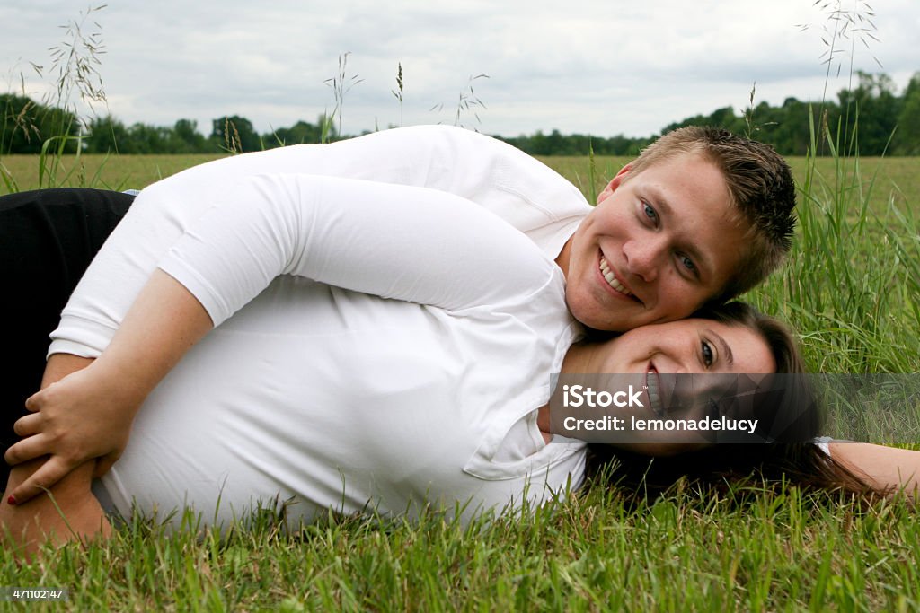 Futures jeune couple allongé en plein air - Photo de 18-19 ans libre de droits