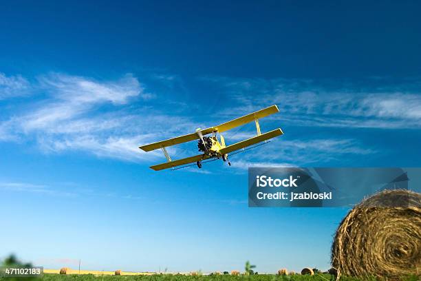 Biplano Su Un Campo Di Fieno - Fotografie stock e altre immagini di Aeroplano - Aeroplano, Raccolto, Fertilizzante