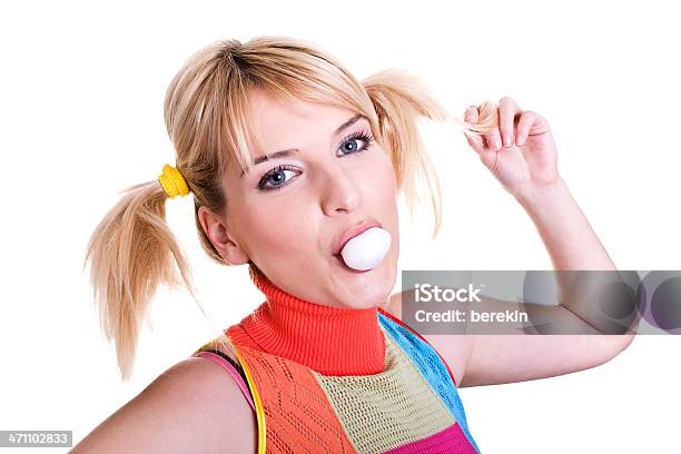 Sorridente Giovane Donna Bionda Mette Con Trecce E Di Pensiero - Fotografie stock e altre immagini di Adolescente