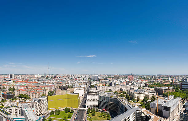 berlin blauer himmel blick auf die stadt - plattenbau berlin germany east germany office building stock-fotos und bilder