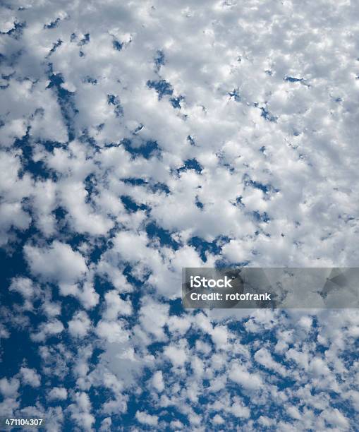 Paisagem Com Nuvens - Fotografias de stock e mais imagens de Altocumulus - Altocumulus, Ao Ar Livre, Azul