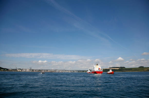 tug boat ajuda - commercial dock global communications jetty oil tanker - fotografias e filmes do acervo