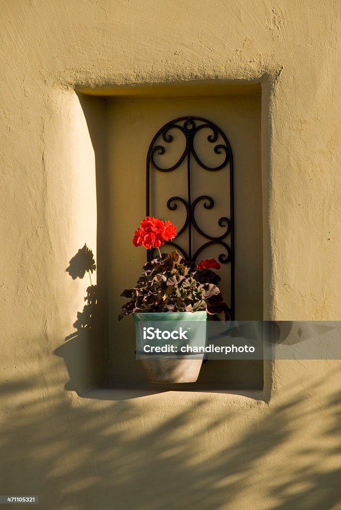 Vaso da fiori in una parete stucco a incasso - Foto stock royalty-free di Abside