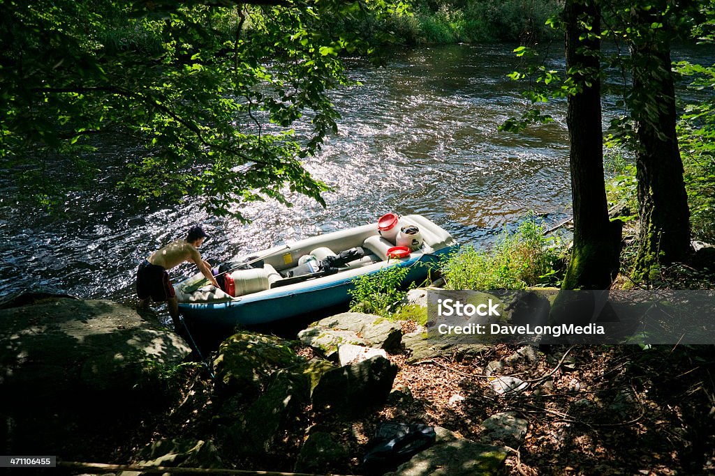 Принимая перерыв - Стоковые фото Река Влтава роялти-фри