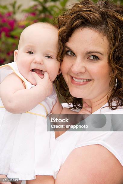 Bebé Y Mommy Foto de stock y más banco de imágenes de Adulto - Adulto, Adulto joven, Agarrar