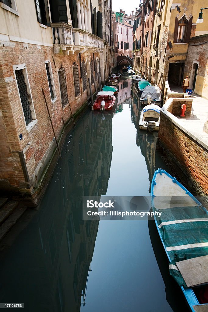 Sunny Canal em Veneza Itália - Royalty-free Admirar a Vista Foto de stock