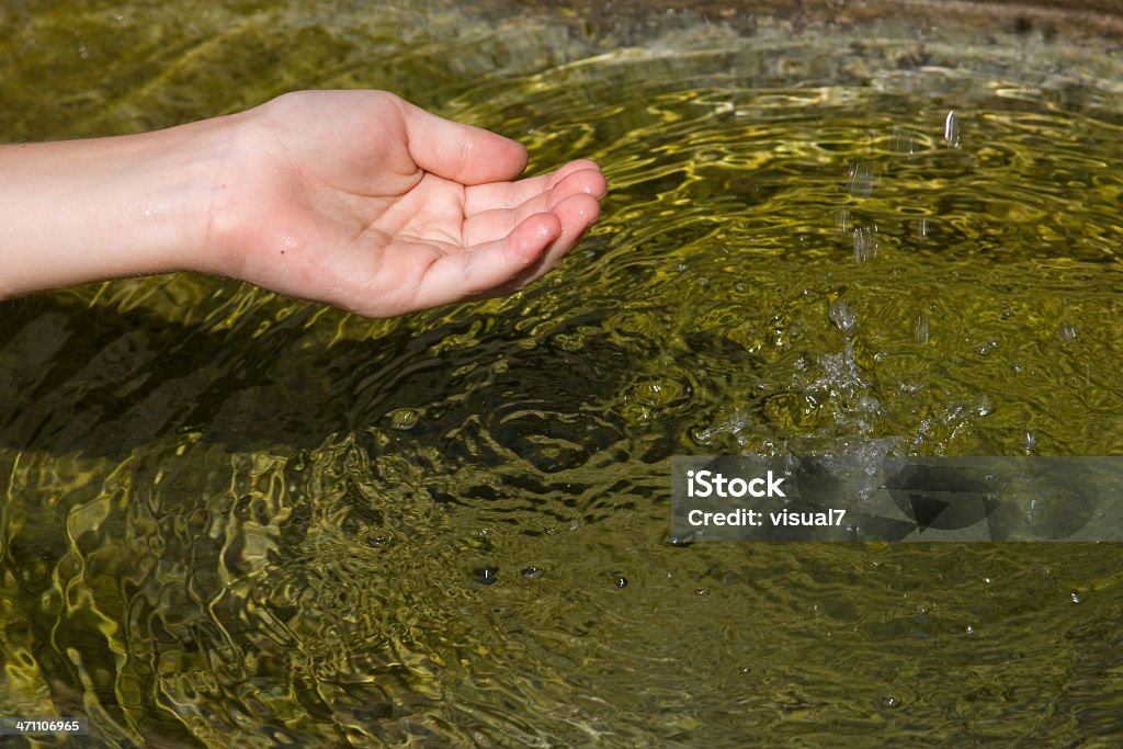 Руки Ловить падающие вода - Стоковые фото Жидкоcть роялти-фри