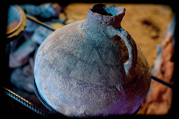 アンティークのピッチャー（細部） - jug pitcher pottery old ストックフォトと画像