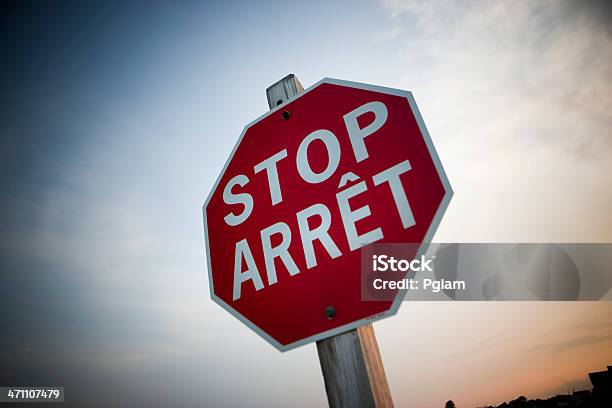 Bilingual Знак Стоп — стоковые фотографии и другие картинки Stop - английское слово - Stop - английское слово, Без людей, Безопасность