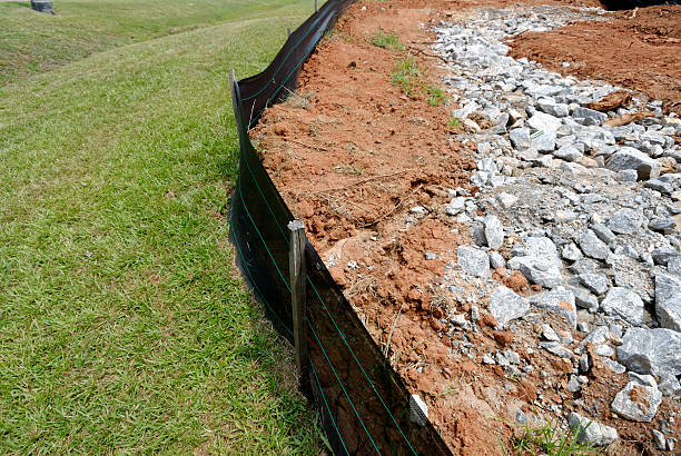 schlick zaun erosionskontrolle barrier auf baustelle - erosionskontrolle stock-fotos und bilder