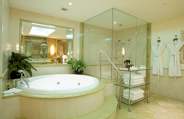 baño del hotel - vidrio templado en baños fotografías e imágenes de stock