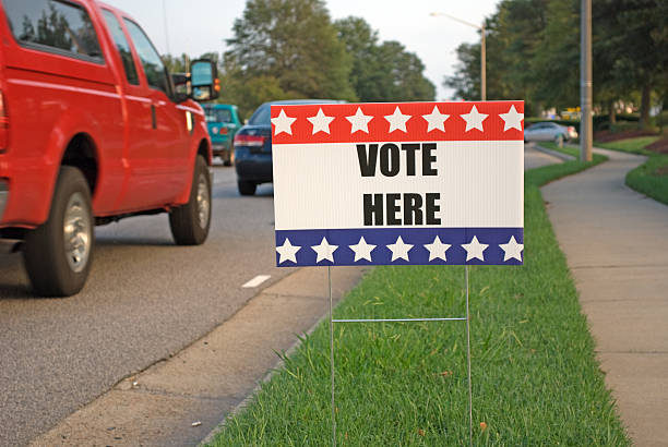 ここで投票して、車の横を通過します。 - small town horizontal highway travel locations ストックフォトと画像