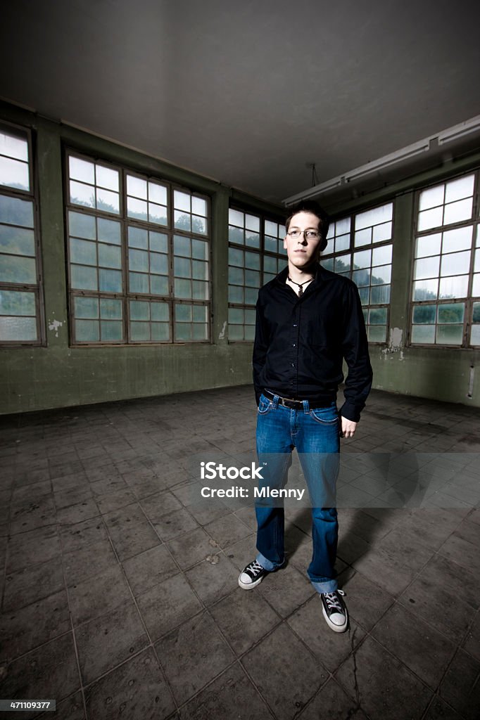 倉庫若い男性のポートレート、 - 20-24歳のロイヤリティフリーストックフォト