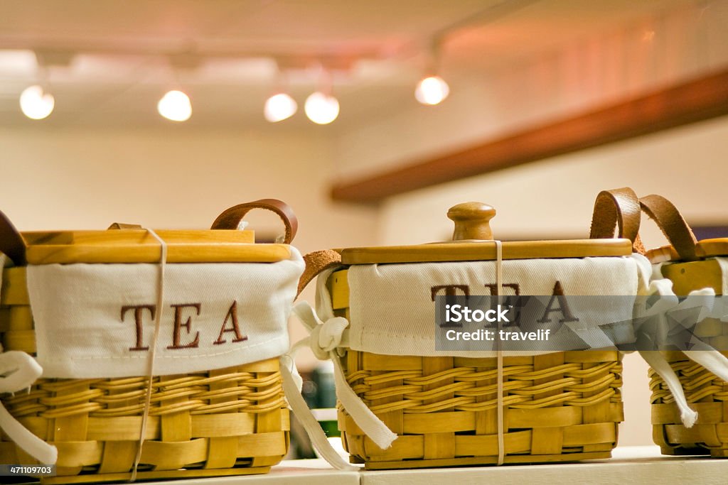 Cestas de palha para chá na loja de presentes - Foto de stock de Cesto royalty-free
