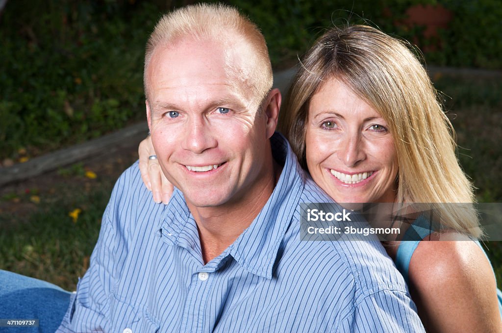 Foto de una pareja adulta en su edad al aire libre - Foto de stock de 40-49 años libre de derechos