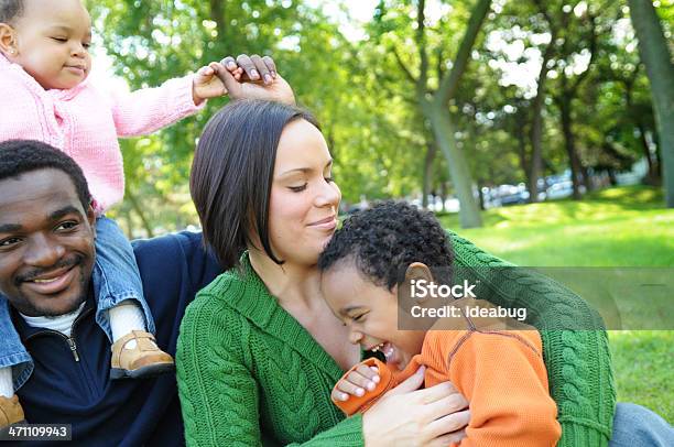 Tan Feliz Juntos Foto de stock y más banco de imágenes de 12-17 meses - 12-17 meses, 12-23 meses, 18-19 años