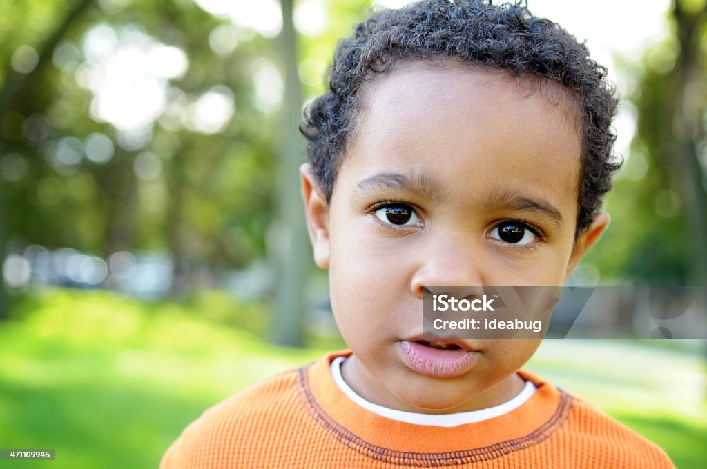 Portrait d'un petit garçon à l'extérieur - Photo de 2-3 ans libre de droits