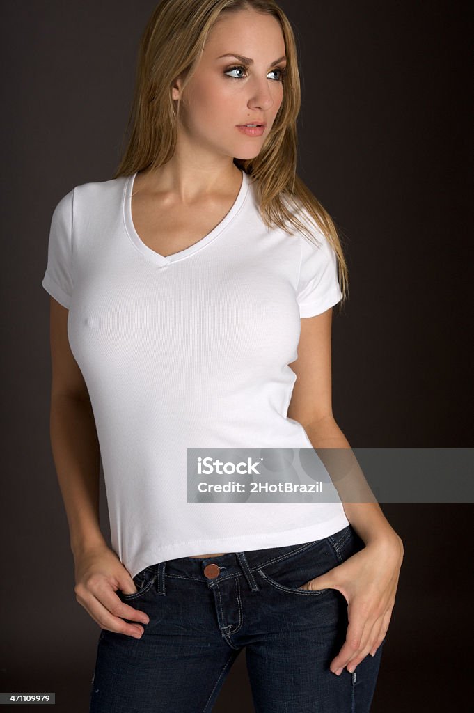 T-shirt bianca con scollo a V - Foto stock royalty-free di Abbigliamento casual