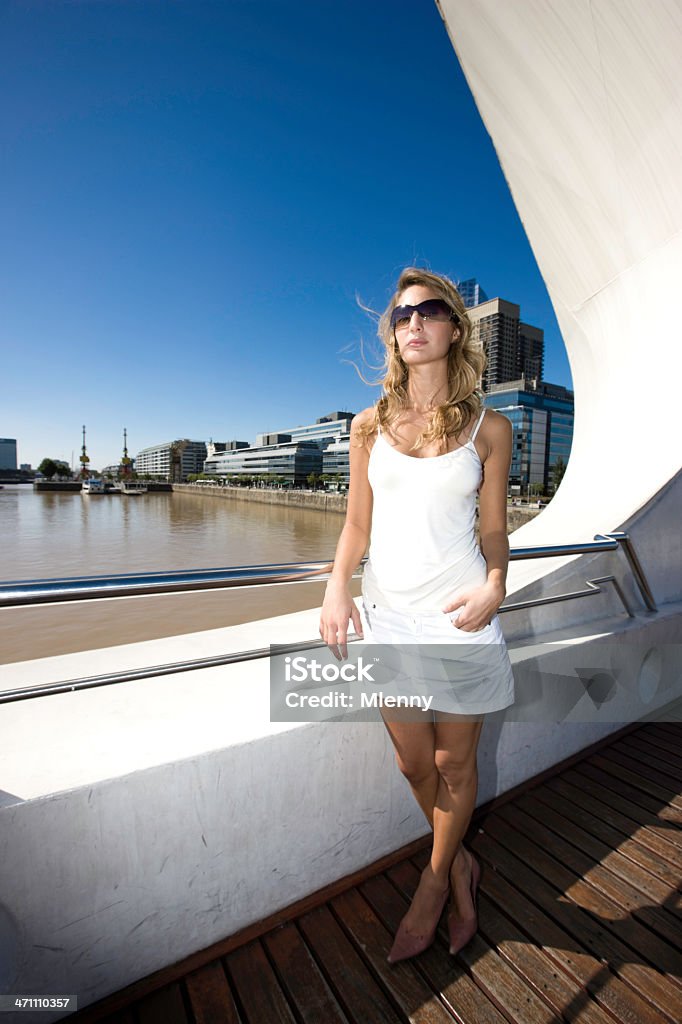 Hermosa mujer en el puente Buenos Aires - Foto de stock de Buenos Aires libre de derechos