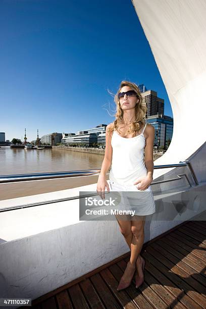 Hermosa Mujer En El Puente Buenos Aires Foto de stock y más banco de imágenes de Buenos Aires - Buenos Aires, Mirar, Moda