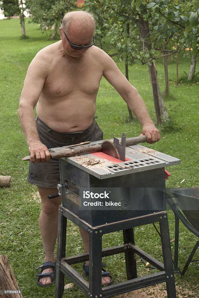 Homem por trás Serra circular - Foto de stock de Adulto royalty-free