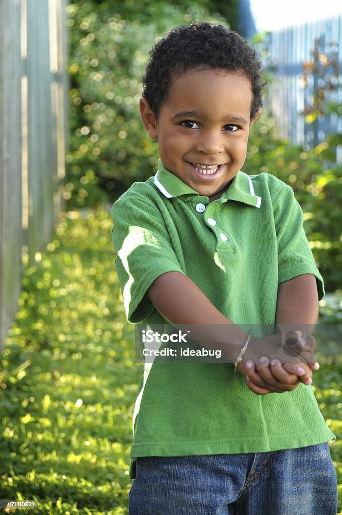 Heureux petit garçon souriant à l'extérieur - Photo de Enfant d'âge pré-scolaire libre de droits