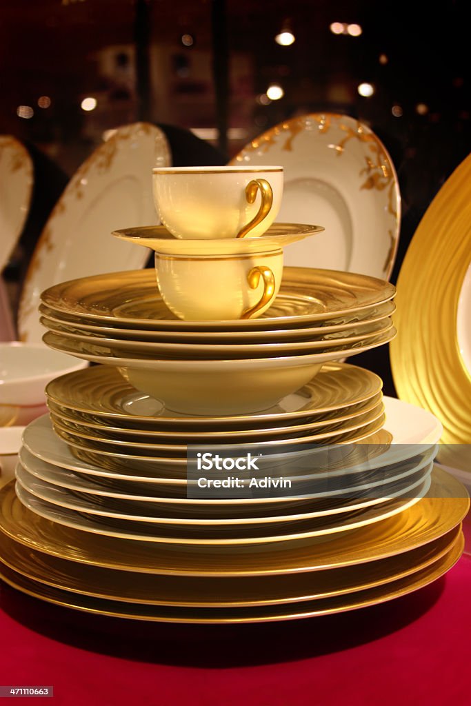 Elegante pilha de pratos e copos - Foto de stock de Alta Sociedade royalty-free