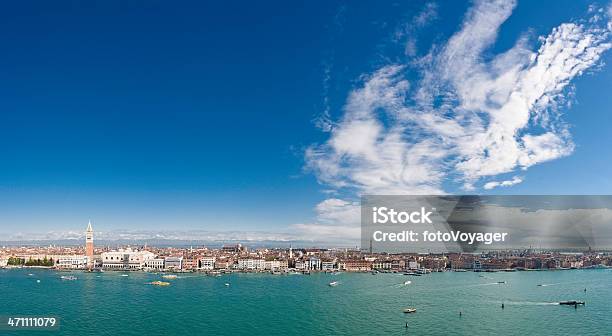 Veneza Waterfront Paisagem Com Nuvens - Fotografias de stock e mais imagens de Antigo - Antigo, Azul, Bairro de São Marcos