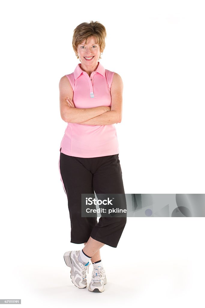 Confiante mulher em pé com os braços cruzados sobre um fundo branco - Foto de stock de Corpo inteiro royalty-free